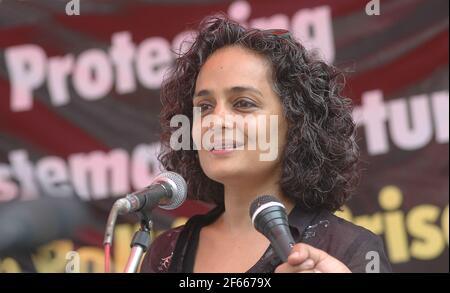 L'auteur connu Arundhati Roy se joint à la protestation des Tibétains à New Delhi le samedi 12 avril 2008 contre les Olmpiques qui se tiennent en Chine. Photo: Sondeep Banque D'Images