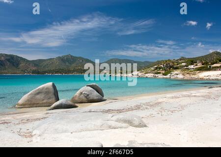 Sable blanc, eaux cristallines de la plage de Riso, Villasimius Banque D'Images