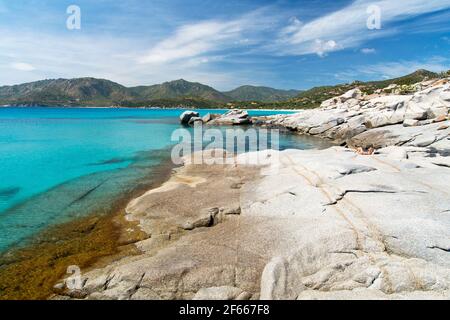 Sable blanc, eaux cristallines de la plage de Riso, Villasimius Banque D'Images