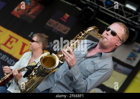 Sean Freeman sur saxophone et Nathan King sur guitare avec Niveau 42 jouant en direct sur scène au Midlands Festival Musique 2010 Banque D'Images