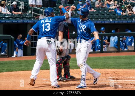 Le capteur des Royals de Kansas City Salvador Perez (13) fête avec la troisième Baseman Hunter Dozier (17) après sa course à la maison pendant un jeu d'entraînement de printemps à nouveau Banque D'Images