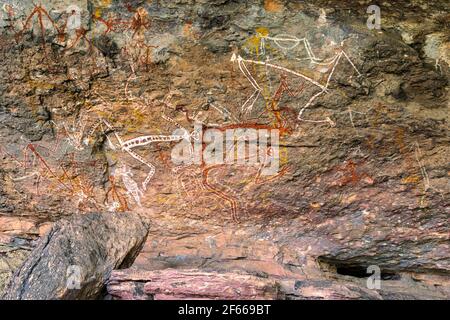 Art rupestre aborigène antique dans la galerie Anbangbang, Nourlangie (Burrunggui), parc national de Kakadu, territoire du Nord, Australie Banque D'Images