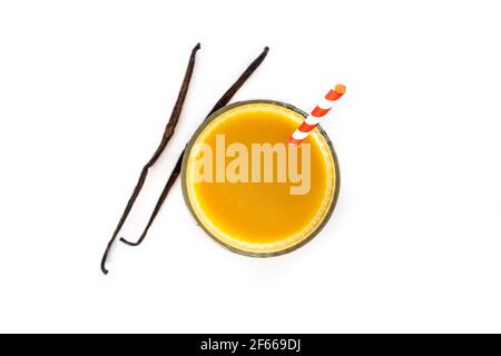 Délicieux milkshake à la vanille dans un verre isolé sur fond blanc. Banque D'Images