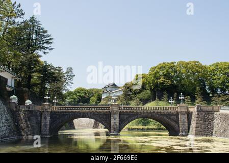 Tokyo, Japon - Nijubashi au Palais impérial de Tokyo, deux ponts qui forment une entrée au palais intérieur. Banque D'Images