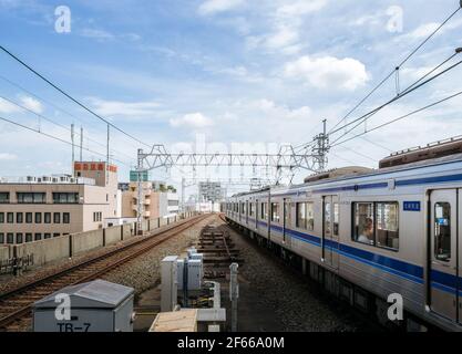 Tokyo, Japon - UN train qui fonctionne sur un chemin de fer surélevé. En route vers l'aéroport international de Narita. Banque D'Images