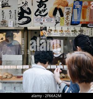 Asakusa, Tokyo, Japon - pâtisserie japonaise originale à Nakamise Dori, une galerie marchande juste à côté du temple Sensoji. Banque D'Images