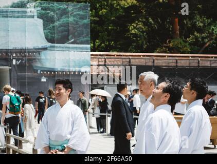 Tokyo, Japon - des hommes de Kannushi parlent les uns aux autres tout en préparant une cérémonie de mariage traditionnelle de type Shinto au sanctuaire Meiji. Banque D'Images