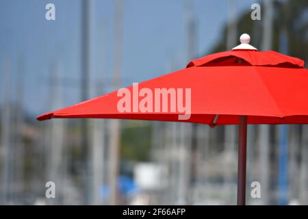 Parasol rouge vif sur la jetée du port de Santa Cruz en Californie, États-Unis. Banque D'Images