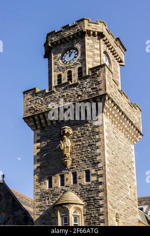 Une tour du bâtiment qui appartenait à l'origine à l'abbaye de fort Augustus, contre un ciel bleu vif Banque D'Images