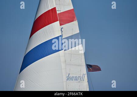 Rouge blanc et bleu voiles avec le drapeau américain agitant sur le fond au port de Santa Cruz en Californie, Etats-Unis. Banque D'Images