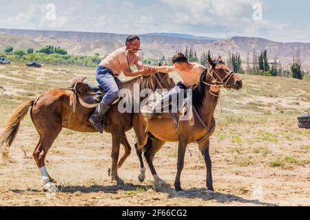 ISSYK KUL, KIRGHIZISTAN - 15 JUILLET 2018 : lutte à cheval au festival Ethnofestival Teskey Jeek, sur la côte du lac Issyk Kul, au Kirghizistan Banque D'Images