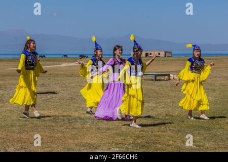 SONG KOL, KIRGHIZISTAN - 25 JUILLET 2018 : spectacle de danse traditionnelle pendant le Festival national des Jeux du cheval sur les rives du lac son Kol Banque D'Images