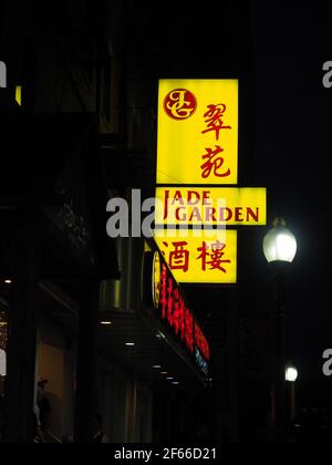 Image de nuit prise dans le quartier chinois de Boston. Banque D'Images