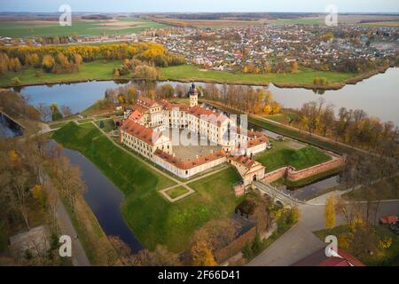 Château de Nesvizh, Bélarus - 18 octobre 2019 : le palais et le château, situé à Nesvizh, dans la région de Minsk, en Biélorussie. Banque D'Images