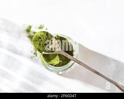 Chlorella en poudre verte, spiruline sur fond de béton gris. Concept de régime, de détox, de superalimentation saine, qui contient des protéines. Copier l'espace. Banque D'Images