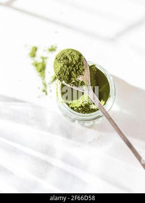 Chlorella en poudre verte, spiruline sur fond de béton gris. Concept de régime, de détox, de superalimentation saine, qui contient des protéines. Copier l'espace. Banque D'Images