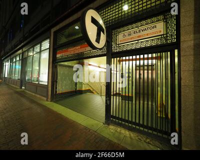 Image nocturne de la station de métro Chinatown dans le centre-ville de Boston. Banque D'Images