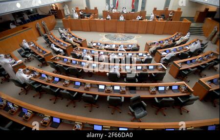 Koweït. 30 mars 2021. La photo prise le 30 mars 2021 montre une session du Parlement à Koweït. Le nouveau gouvernement du Koweït a prêté le serment constitutionnel mardi devant l'Assemblée nationale ou le Parlement. Credit: Xinhua/Alay Live News Banque D'Images