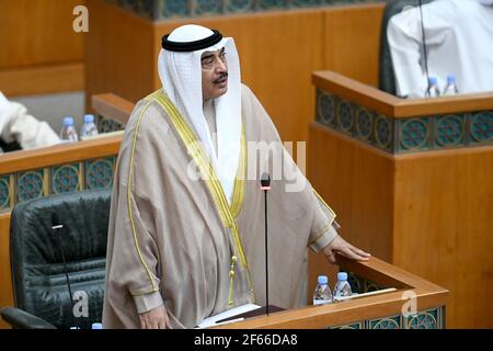 Koweït. 30 mars 2021. Le Premier ministre du Koweït, le cheikh Sabah Khaled Al-Hamad Al-Sabah, a prêté serment lors d'une session parlementaire tenue à Koweït, le 30 mars 2021. Le nouveau gouvernement du Koweït a prêté le serment constitutionnel mardi devant l'Assemblée nationale ou le Parlement. Credit: Xinhua/Alay Live News Banque D'Images