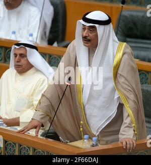 Koweït. 30 mars 2021. Le Premier ministre du Koweït, le cheikh Sabah Khaled Al-Hamad Al-Sabah (R), a prêté serment lors d'une session parlementaire tenue à Koweït, le 30 mars 2021. Le nouveau gouvernement du Koweït a prêté le serment constitutionnel mardi devant l'Assemblée nationale ou le Parlement. Credit: Xinhua/Alay Live News Banque D'Images