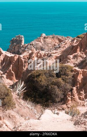 Paysage de la côte à Portimao, l'un des plus célèbres paysages marins du Portugal, situé sur la côte atlantique à Lagoa, Algarve. Banque D'Images