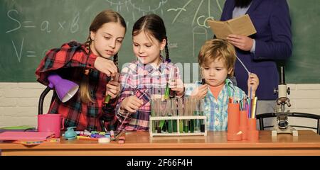 Enseigner aux enfants partager des connaissances importantes. Avec l'expérience vient la connaissance. Éducation formelle. Classes de chimie. Interaction et communication de groupe Banque D'Images