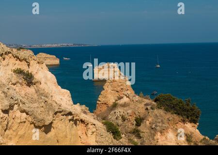 Paysage de la côte à Portimao, l'un des plus célèbres paysages marins du Portugal, situé sur la côte atlantique à Lagoa, Algarve. Banque D'Images