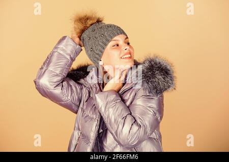 Veste d'hiver décontractée légèrement plus élégante et plus confortable, comme une plus grande bordure en fourrure sur la capuche. Vêtements d'hiver mode fille. Mode Banque D'Images