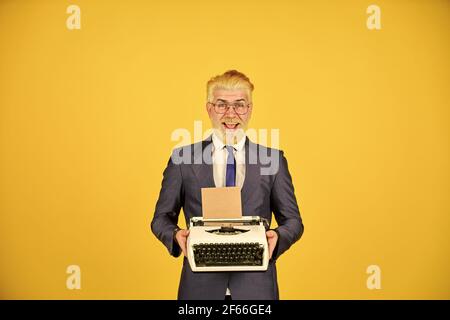 L'écrivain colle de vieilles habitudes. Magasin de produits d'occasion. Objets vendeurs vintage. Connaisseur des valeurs millésières. Machine à écrire vintage. Homme d'affaires utilise rétro Banque D'Images