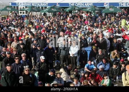 Open Golf Competition à Turnberry Ayrshire , Écosse, Royaume-Uni .2009.Spectateurs regardant l'action sur grand écran Banque D'Images