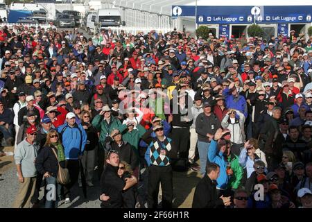 Open Golf Competition à Turnberry Ayrshire , Écosse, Royaume-Uni .2009.Spectateurs regardant l'action sur grand écran Banque D'Images