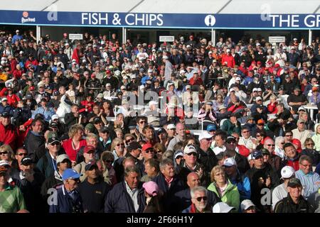 Open Golf Competition à Turnberry Ayrshire , Écosse, Royaume-Uni .2009.Spectateurs regardant l'action sur grand écran Banque D'Images