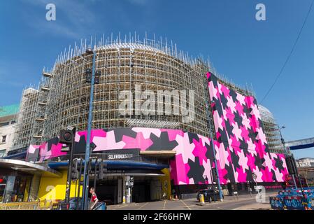 Des échafaudages sont érigés autour du bâtiment emblématique et distinctif de Selfridges À Birmingham, pendant que les disques en aluminium sont nettoyés et nettoyés Banque D'Images