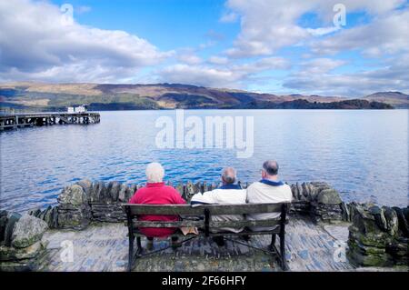Hommes sur un banc, Luss, Écosse Banque D'Images