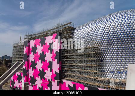 Des échafaudages sont érigés autour du bâtiment emblématique et distinctif de Selfridges À Birmingham, pendant que les disques en aluminium sont nettoyés et nettoyés Banque D'Images
