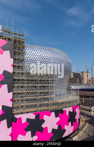 Des échafaudages sont érigés autour du bâtiment emblématique et distinctif de Selfridges À Birmingham, pendant que les disques en aluminium sont nettoyés et nettoyés Banque D'Images