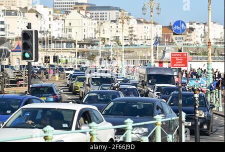 Brighton Royaume-Uni 30 mars 2021 - la congestion de la circulation sur le front de mer de Brighton que les visiteurs affluent vers le bord de mer le jour le plus chaud de l'année jusqu'à présent avec des températures atteignant le milieu des 20 centigrades dans certaines parties du Sud-est : crédit Simon Dack / Alamy Live News Banque D'Images