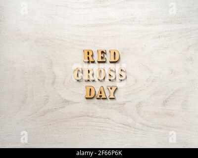 Croix-Rouge jour. Belle carte de vœux. Gros plan, vue du dessus. Concept des fêtes nationales. Félicitations pour votre famille, vos proches, vos amis et vos collègues Banque D'Images