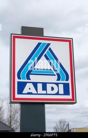 Sint Gillis Waas, Belgique, 28 mars 2021, logo et nom de la chaîne de supermarchés Aldi sur un grand panneau d'affichage à l'entrée du magasin Banque D'Images