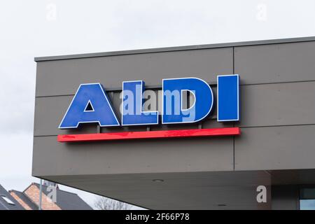 Sint Gillis Waas, Belgique, 28 mars 2021, logo et nom de la chaîne de supermarchés Aldi sur le toit du magasin Banque D'Images