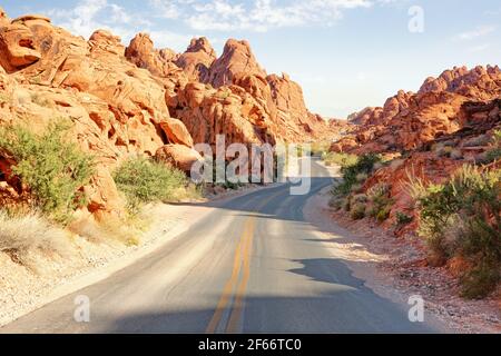 Route à travers le parc national de la Vallée de feu dans la matinée, Nevada, États-Unis. Image en tons Banque D'Images