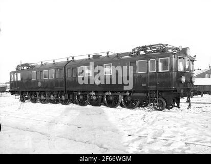 Chemins de fer d'État, SJ OE 62 - 63. Après révision à l'usine du chariot et de la machine à Falun repeint en rouge SJ. Banque D'Images