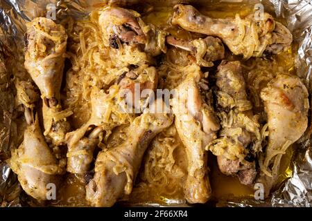 cuisses de poulet cuites au four avec oignons, viande de fond. Banque D'Images