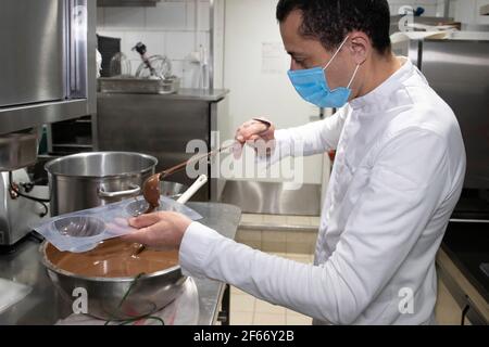 Paris, France. 30 mars 2021. Un chef de la Flibuste, un restaurant étoilé Michelin 2020/2021, fabrique des œufs de chocolat pour les Pâques, à Villeneuve Loubet, France, le 30 mars 2021. Credit: Xinhua/Alay Live News Banque D'Images