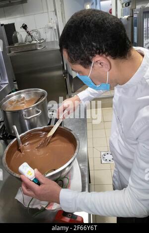 Paris, France. 30 mars 2021. Un chef de la Flibuste, un restaurant étoilé Michelin 2020/2021, fabrique des œufs de chocolat pour les Pâques, à Villeneuve Loubet, France, le 30 mars 2021. Credit: Xinhua/Alay Live News Banque D'Images