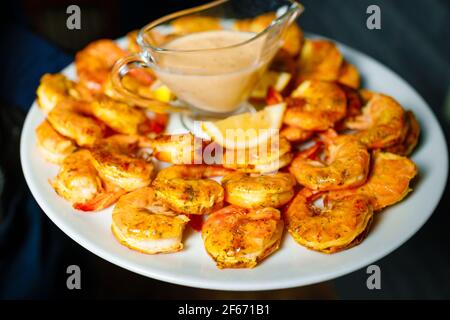 Crevettes King dans une sauce crémeuse sur un plat. Banque D'Images