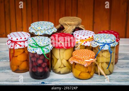 Variété de compote de fruits en pots. Plats maison conservés sur une table en bois. Doux fruité aigre. Concept alimentaire Banque D'Images