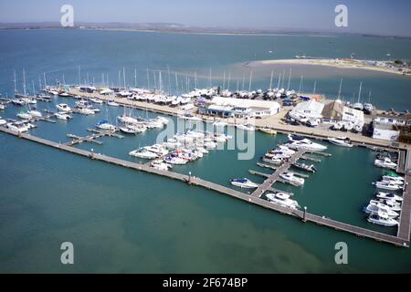Sparkes Marina pleine de yachts amarrés et de bateaux situés sur la rive est de l'île Hayling sur l'estuaire, vue aérienne. Banque D'Images