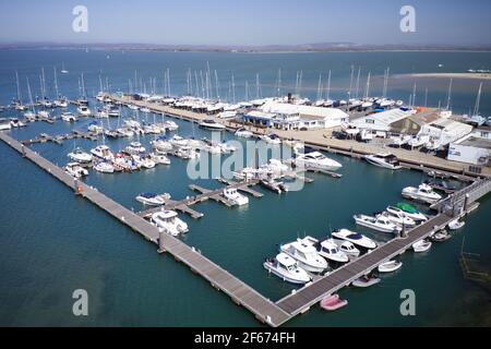 Sparkes Marina pleine de yachts amarrés et de bateaux situés sur la rive est de l'île Hayling sur l'estuaire, photo aérienne. Banque D'Images