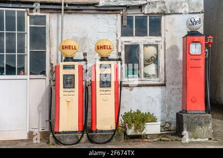Pompe à essence d'époque dans une station-service Shell au village de St Mawes, en Cornouailles, en Angleterre Banque D'Images